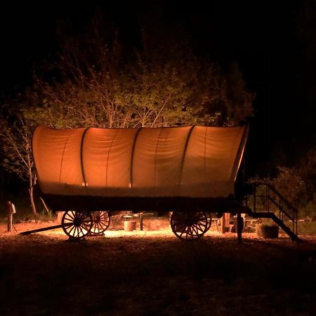 Cozy Wild West Covered Wagon Next To River Грант-Пасс Экстерьер фото