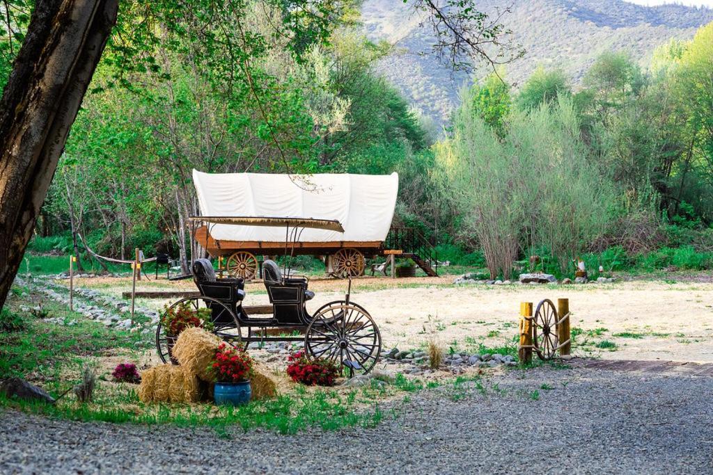 Cozy Wild West Covered Wagon Next To River Грант-Пасс Экстерьер фото