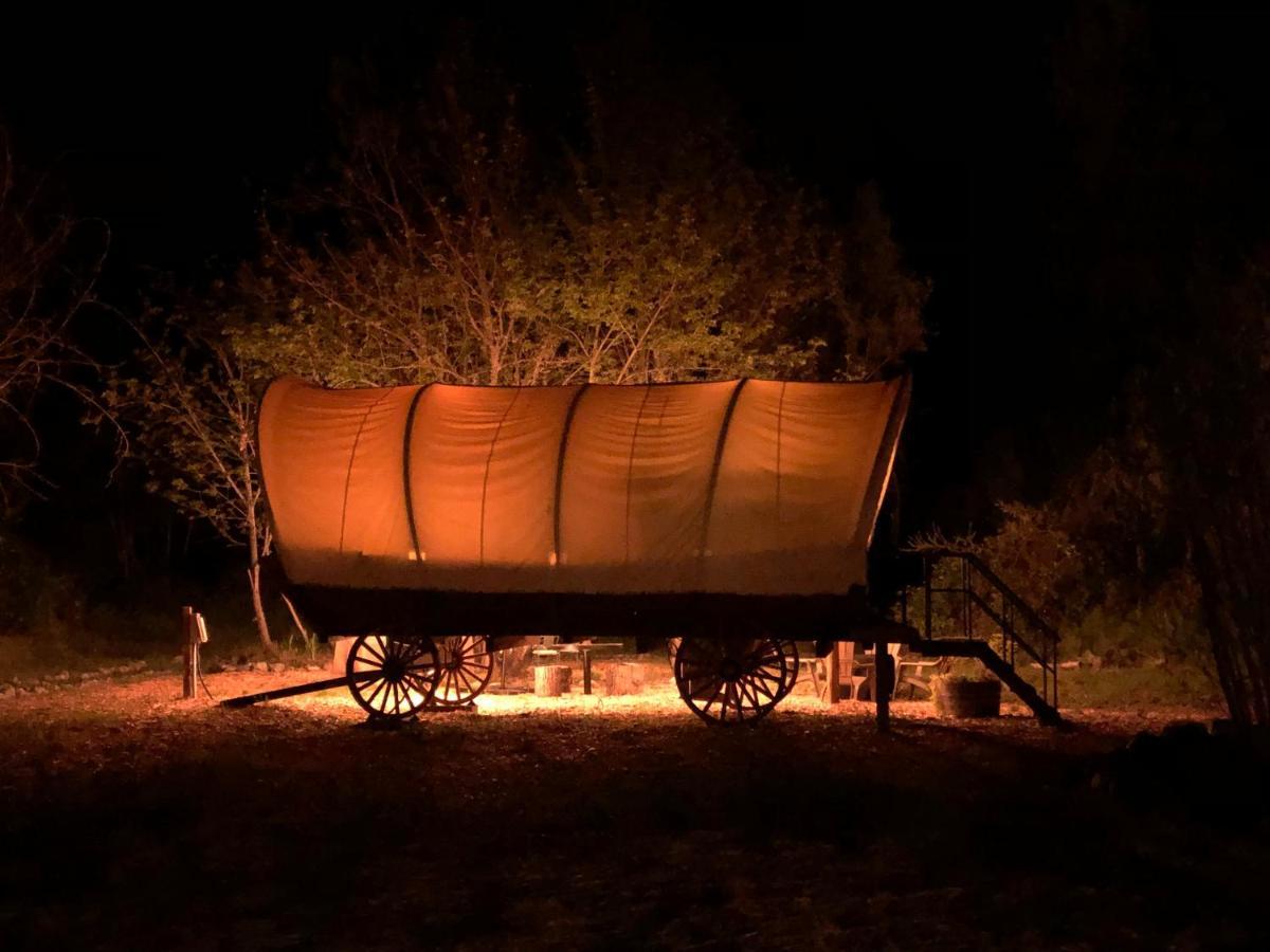 Cozy Wild West Covered Wagon Next To River Грант-Пасс Экстерьер фото
