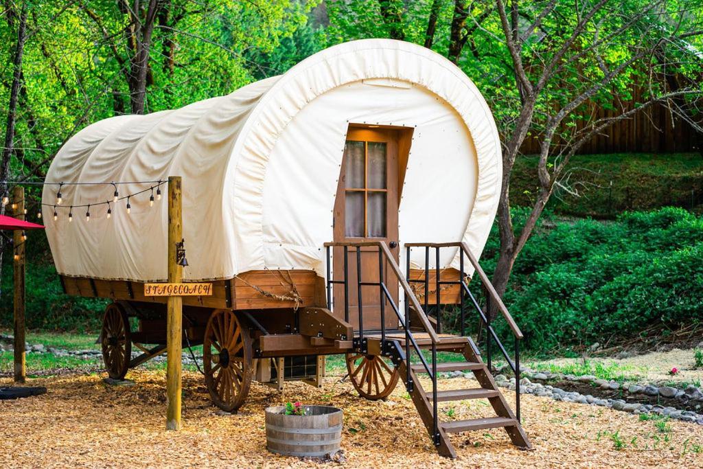 Cozy Wild West Covered Wagon Next To River Грант-Пасс Экстерьер фото