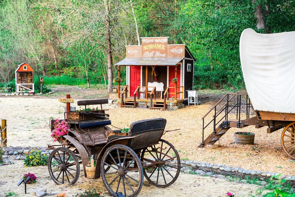 Cozy Wild West Covered Wagon Next To River Грант-Пасс Экстерьер фото